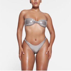 SKIMS Metallic liquid shine Strapless Bikini top silver with straps
